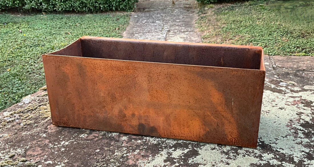 Optimiser votre balcon avec des supports adaptés : jardinière en acier corten